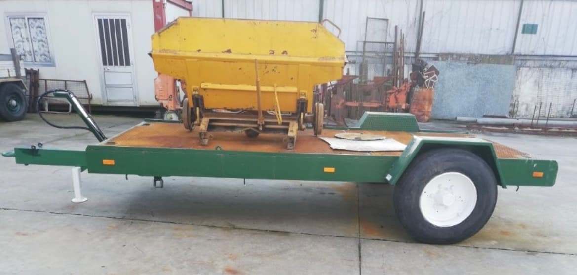 Reboque porta máquinas para trator agrícola