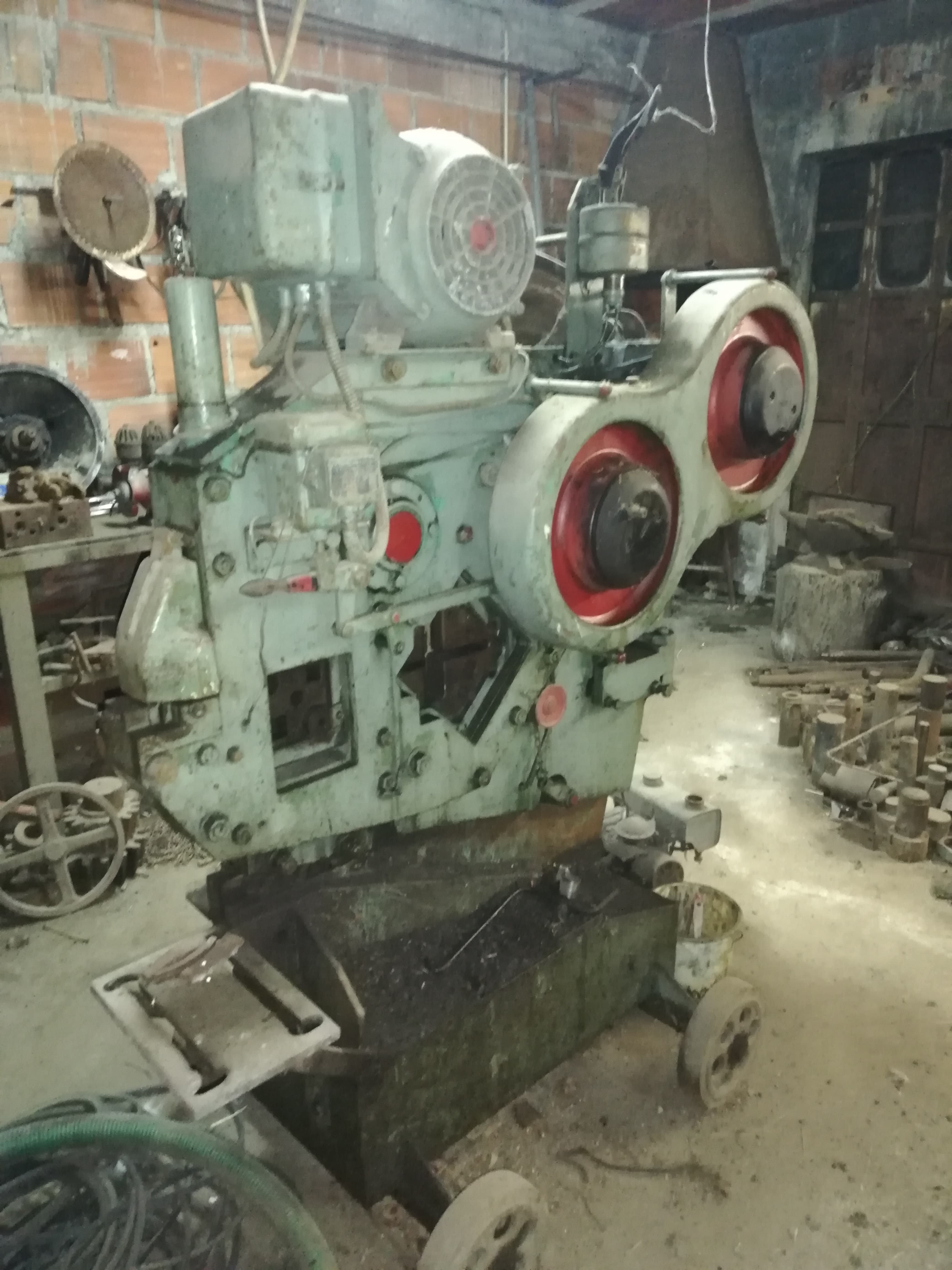 Tesoura com corta cantos e balancé - corte máximo 13 mm