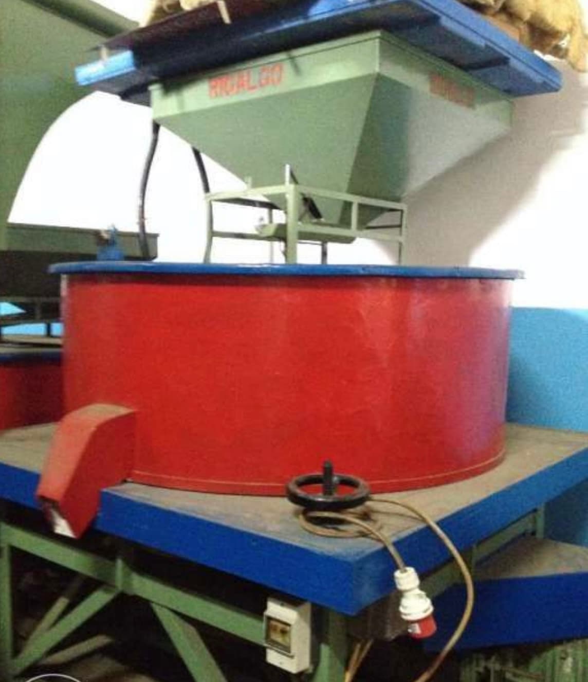 Moinho de moer cereais de 1,20 mt com motor eletrico de 14 cv - Rigálgo - como novo