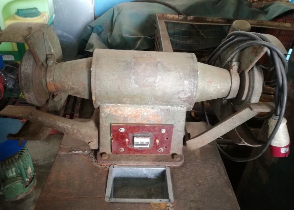 Esmeril elétrico industrial com pedras 250 mm e motor trifásico de 3,5 Kv