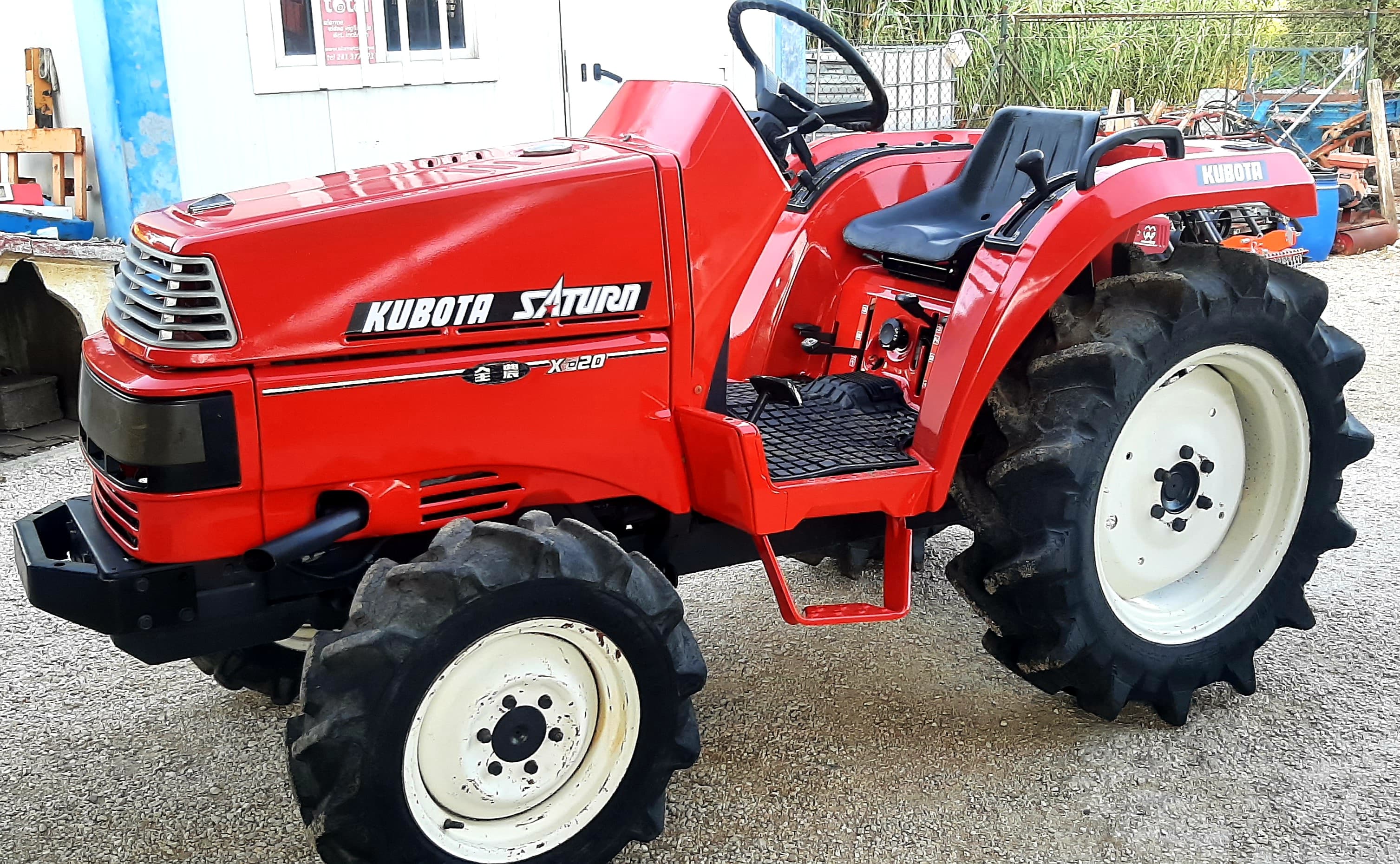 Tractor Kubota Saturn, 26cv,motor 4 cilindros, 4x4, óptimo estado.