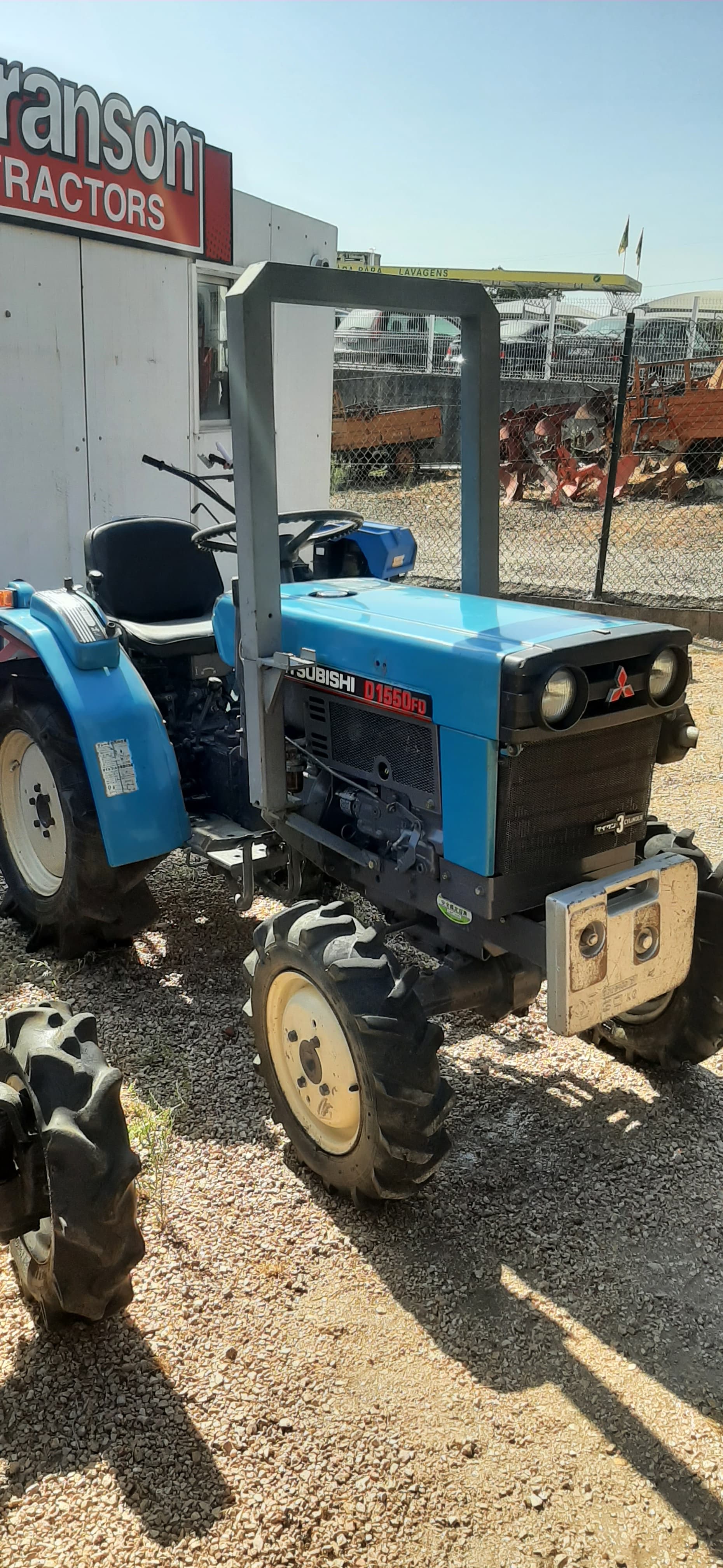 Tractor Mitsubishi 1550 FD, 20cv, arco de protecção, controlo de profundidade. Inclui peso na frente  Óptimo estado.