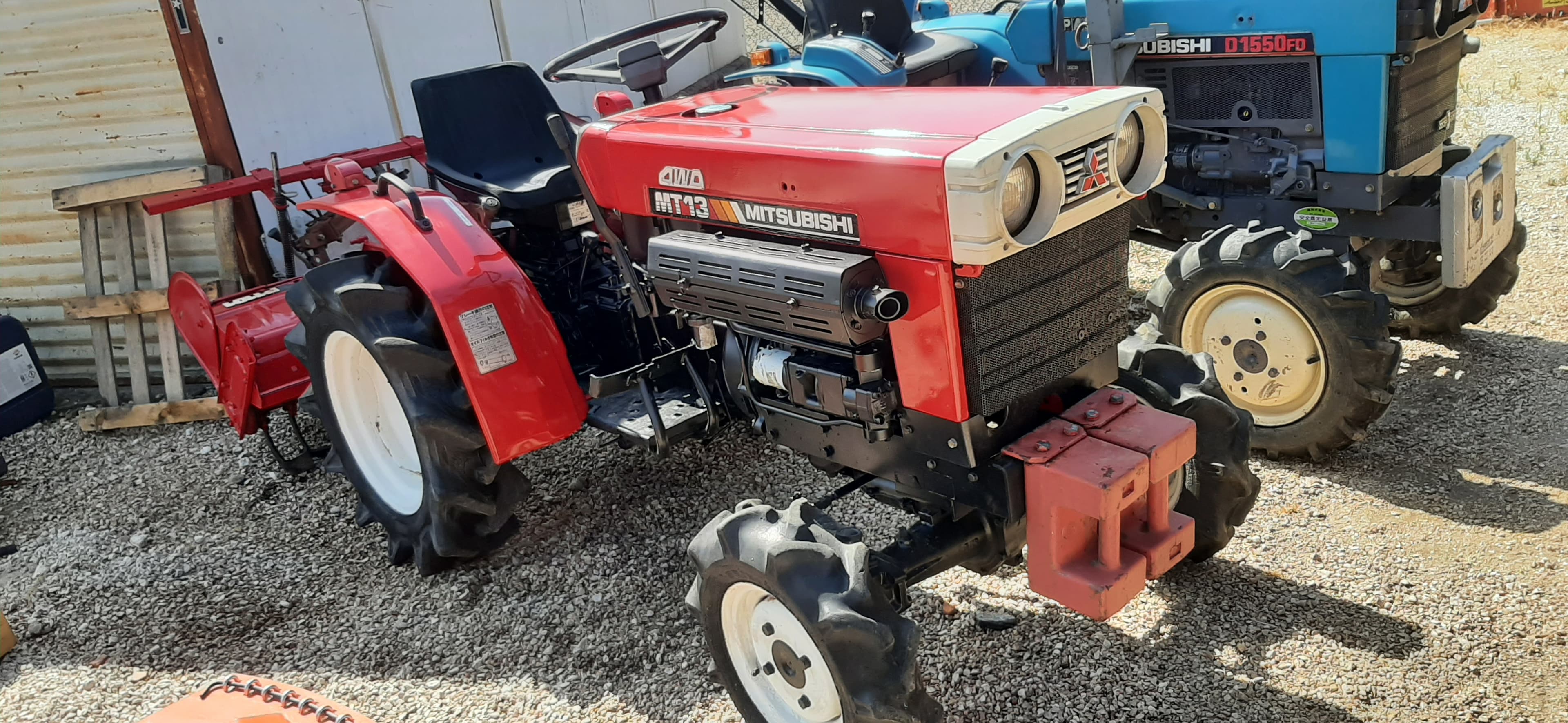 Tractor Mitsubishi MT 13, 16cv, com fresa totalmente reparada e facas novas (braços incluídos). Tractor em muito bom estado.