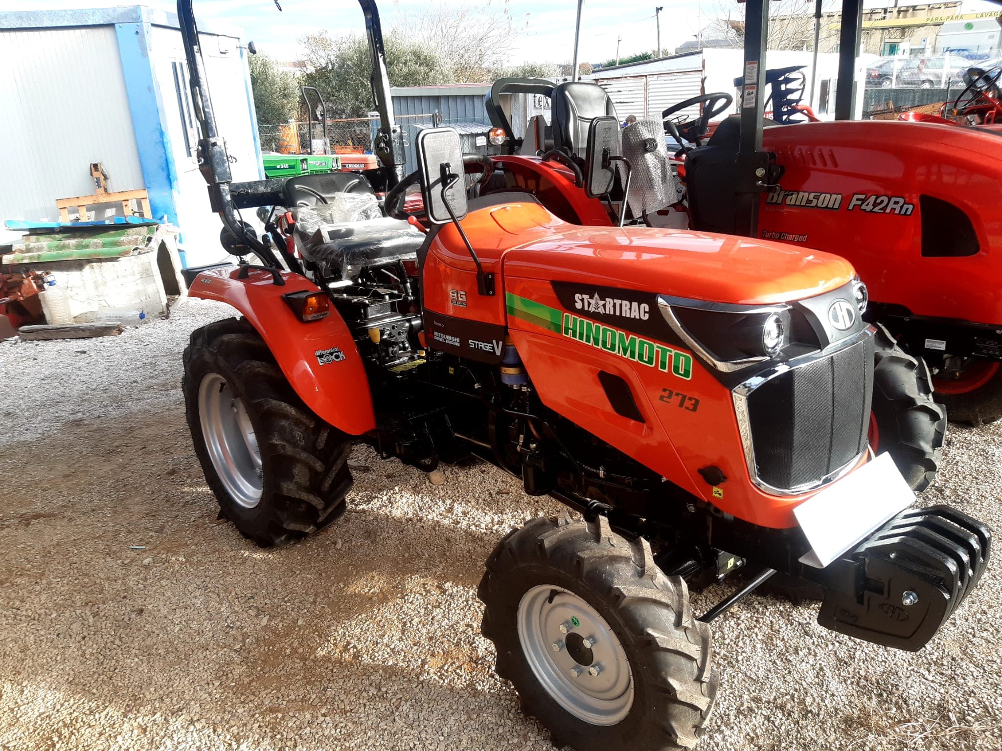 Tractor Hinomoto-Startrac, NOVO, Matrícula, 26cv, motor Mitsubishi, pneus radiais, Direcção assistida.