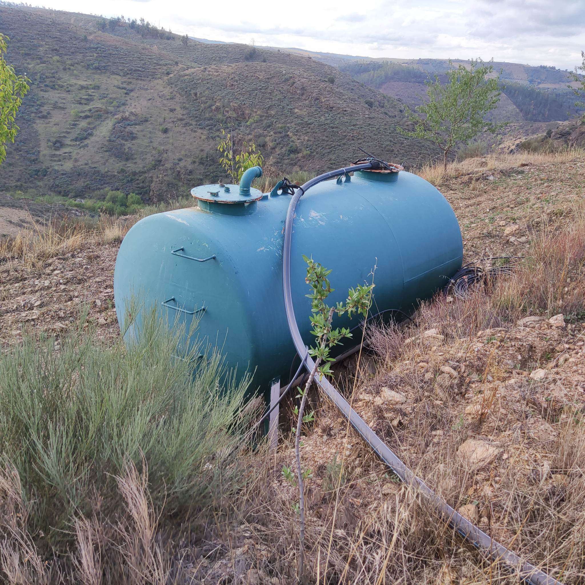 Cisternas / Reservatórios de 10.000 L – Pintados com Tinta Marítima