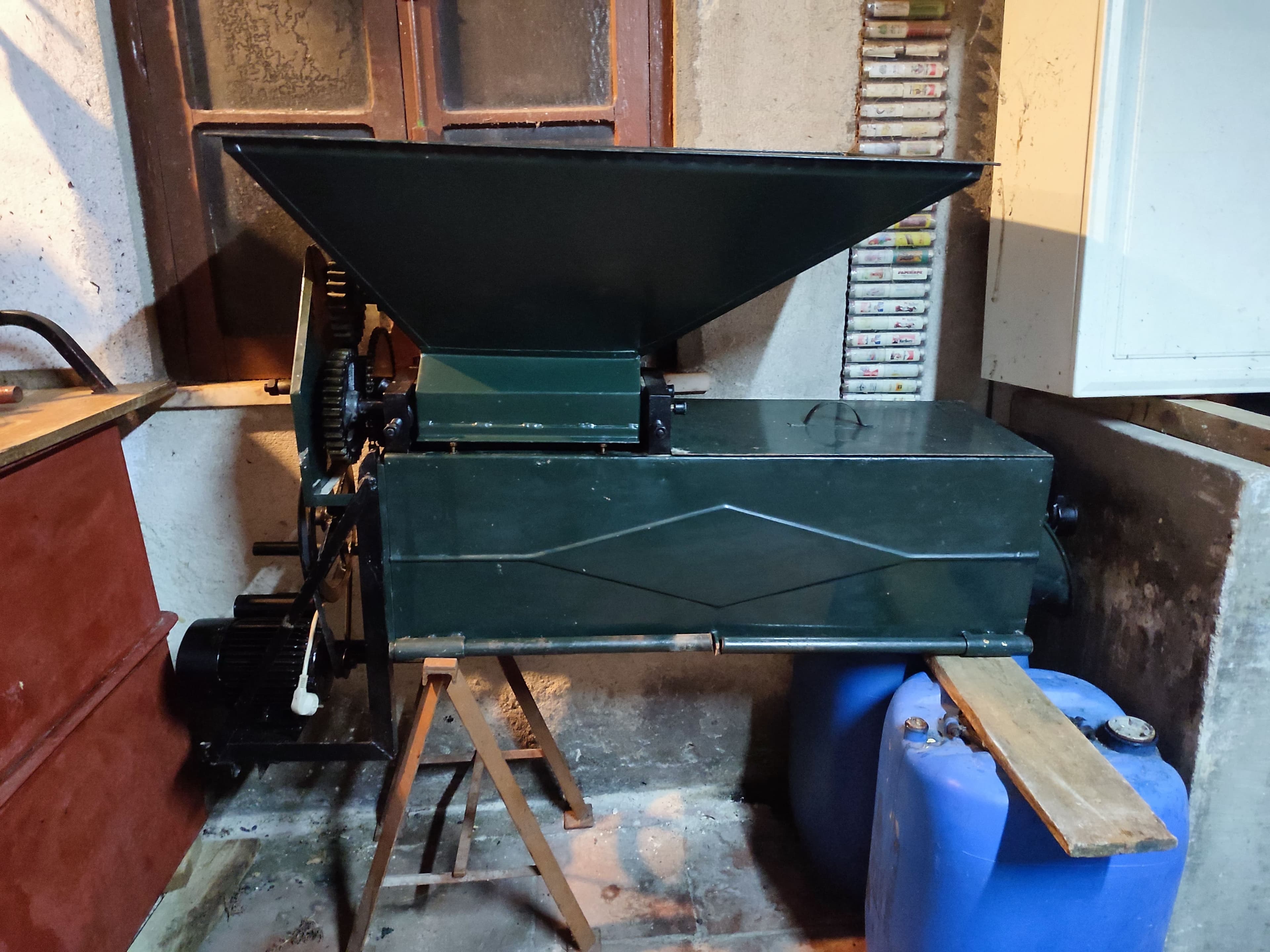 Esmagador de uvas elétrico com Desengaçador, motor 220v.