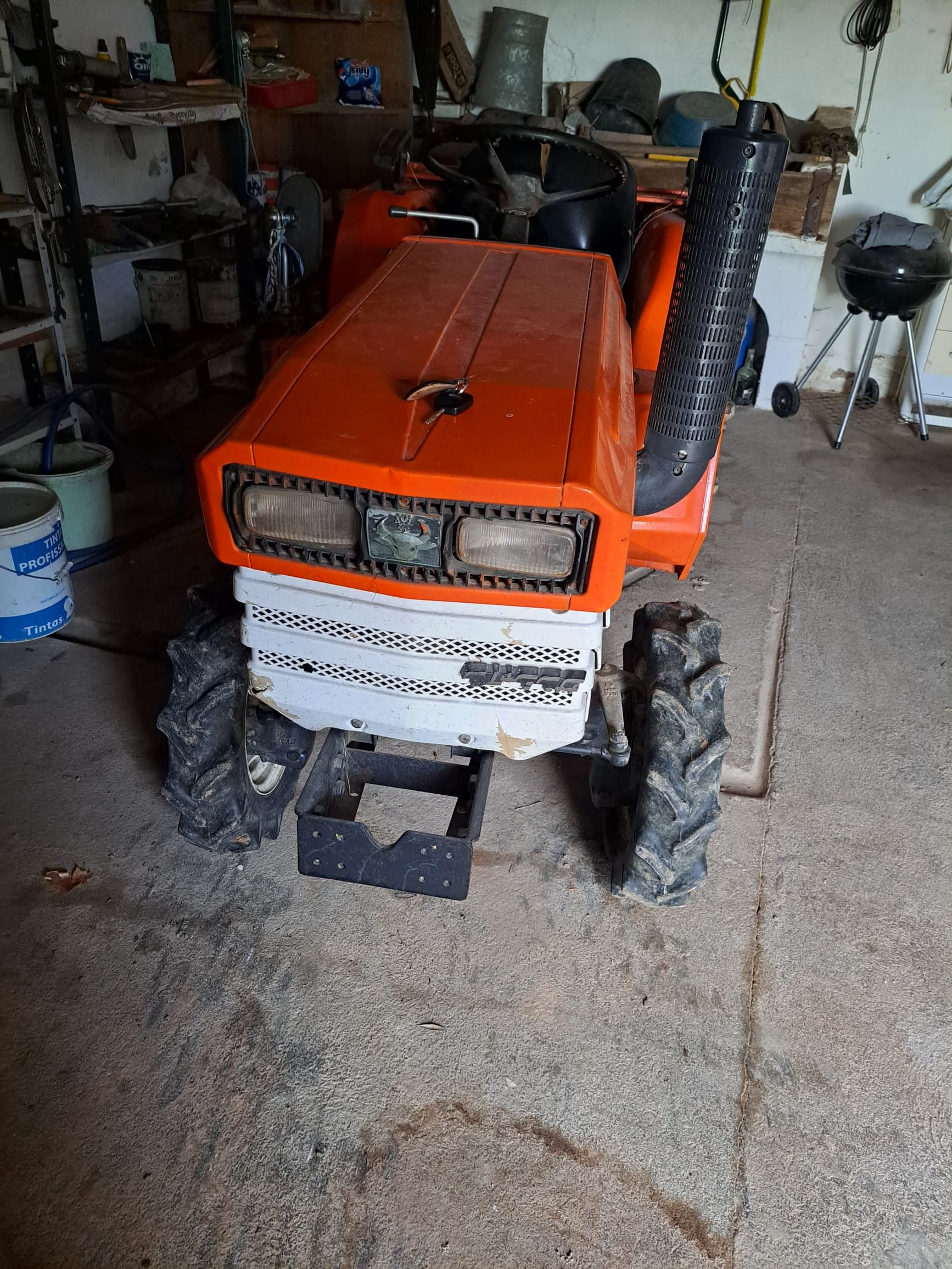 Trator Kubota 4×4 com acessórios