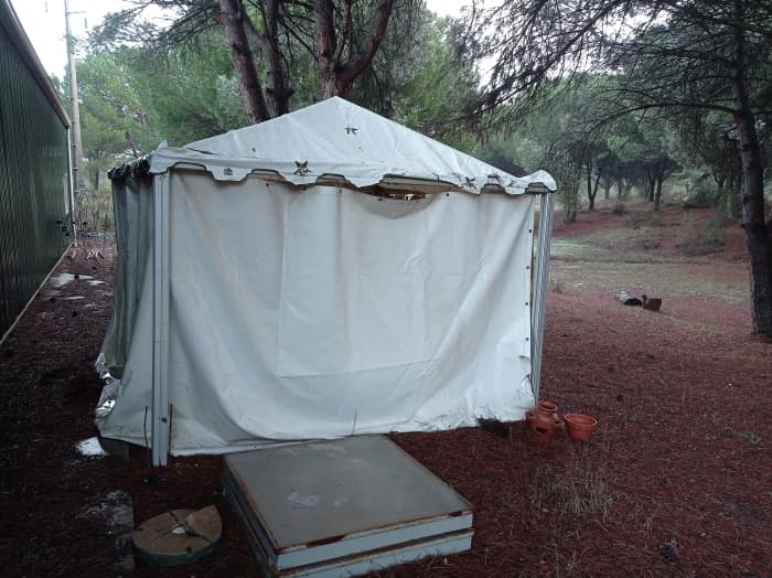 Tenda branca de três por três metros, por 2,50m de altura