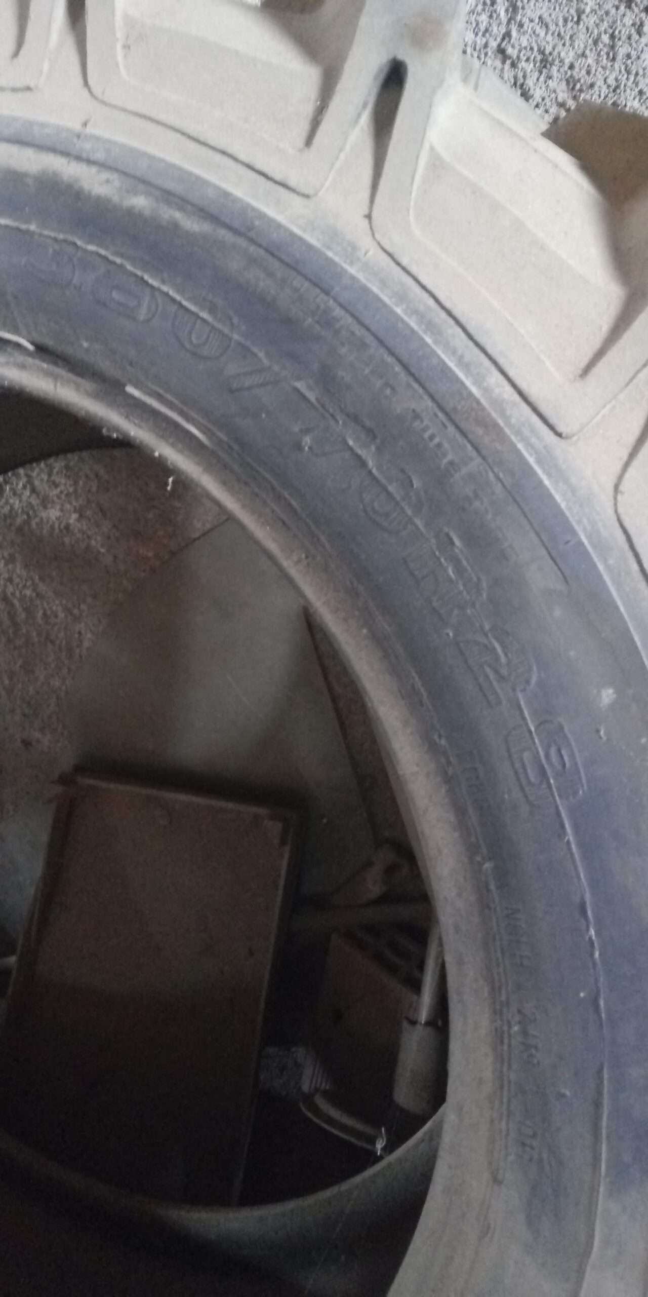 Pneu 380/70R28 recauchutado