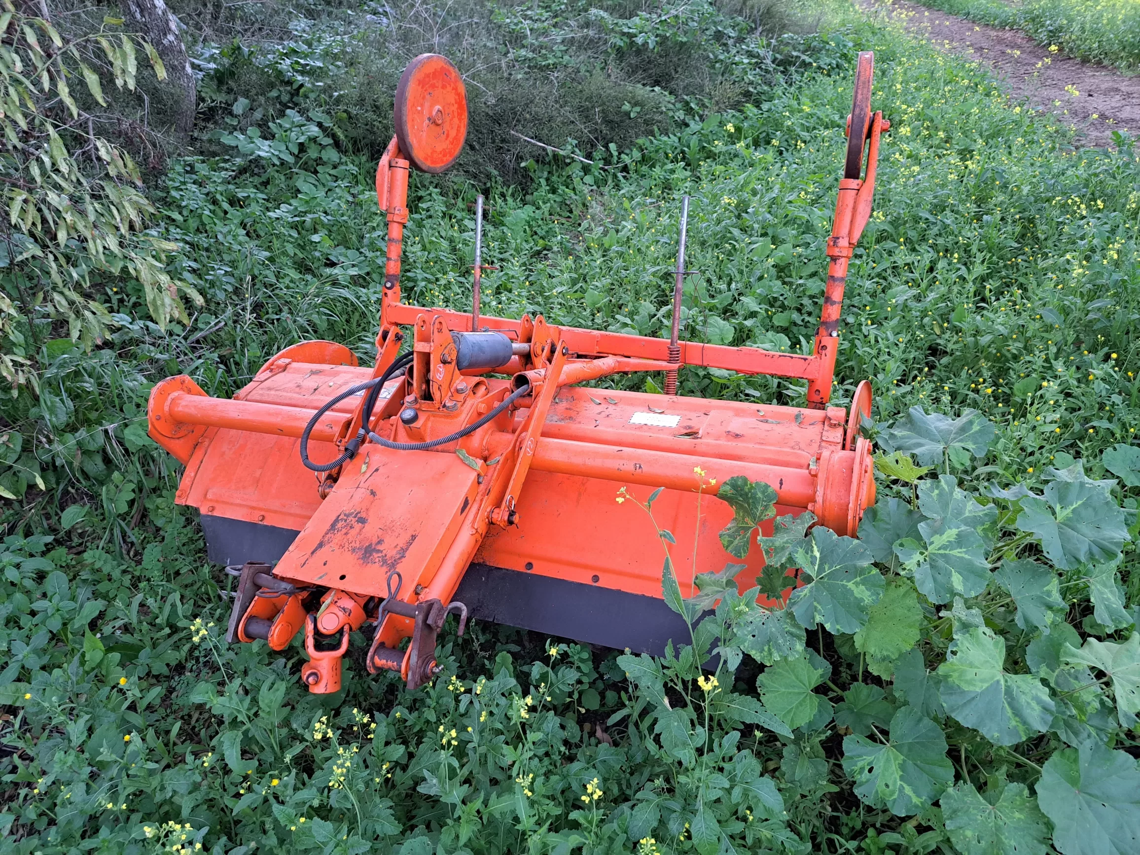 Trator Kubota 4×4 com acessórios